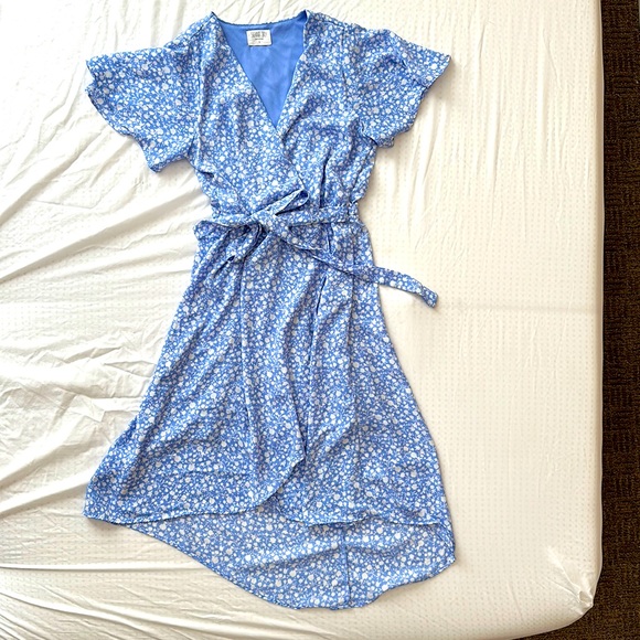 Light blue dress with white flower detail - Picture 1 of 2